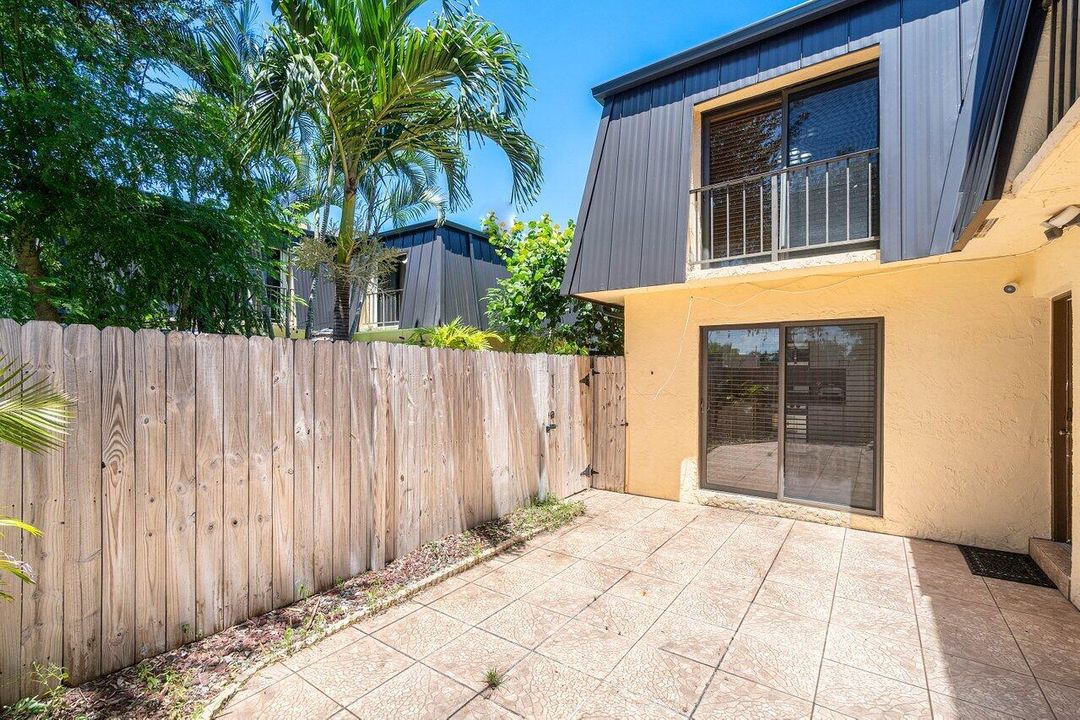 For Rent: $2,300 (2 beds, 2 baths, 1328 Square Feet)