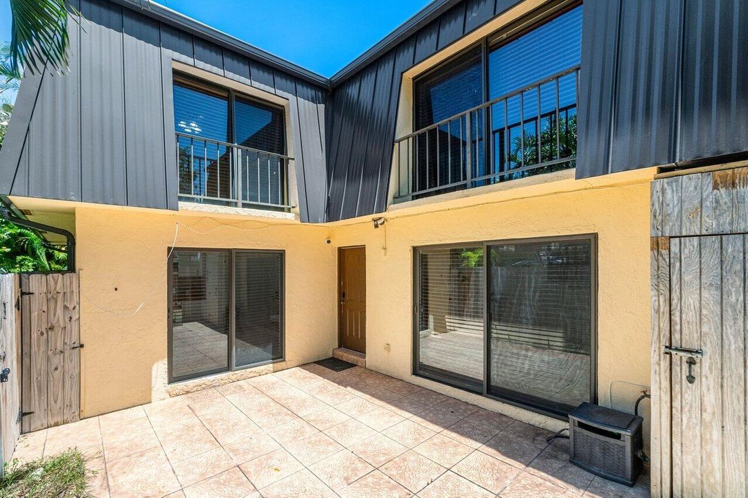 For Rent: $2,300 (2 beds, 2 baths, 1328 Square Feet)