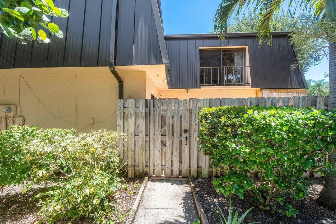 For Rent: $2,300 (2 beds, 2 baths, 1328 Square Feet)