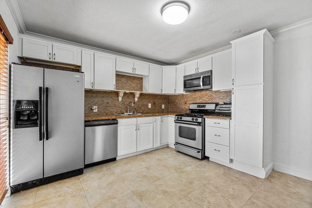 For Rent: $2,300 (2 beds, 2 baths, 1328 Square Feet)