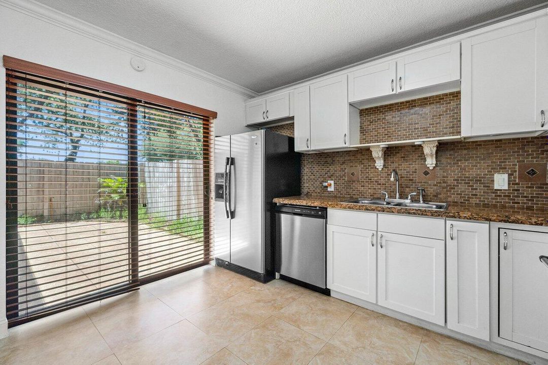 For Rent: $2,300 (2 beds, 2 baths, 1328 Square Feet)