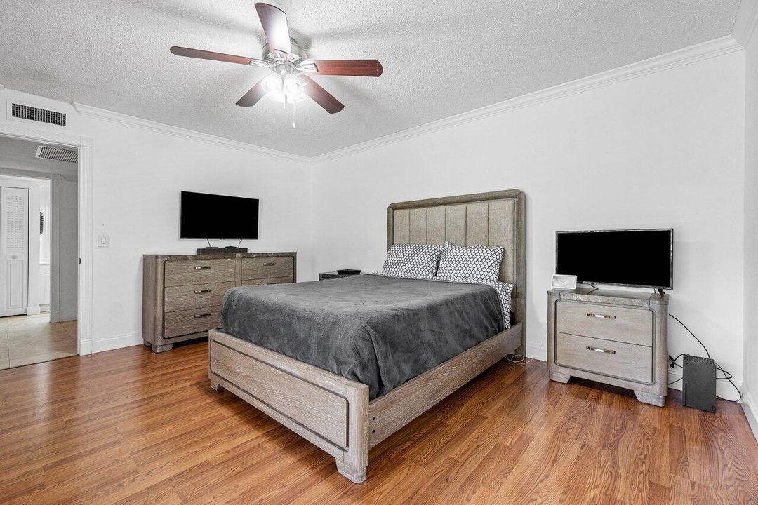 For Rent: $2,300 (2 beds, 2 baths, 1328 Square Feet)