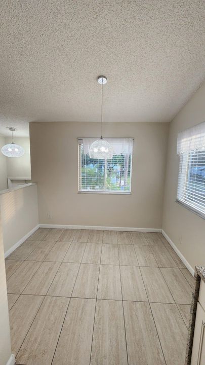 合同活跃: $2,600 (3 贝兹, 2 浴室, 1458 平方英尺)