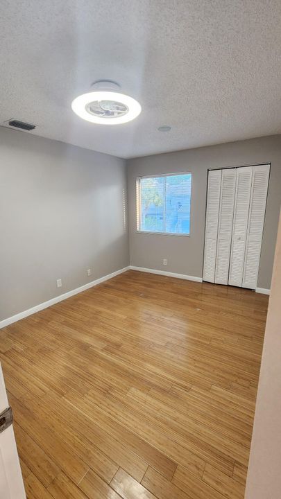 合同活跃: $2,600 (3 贝兹, 2 浴室, 1458 平方英尺)