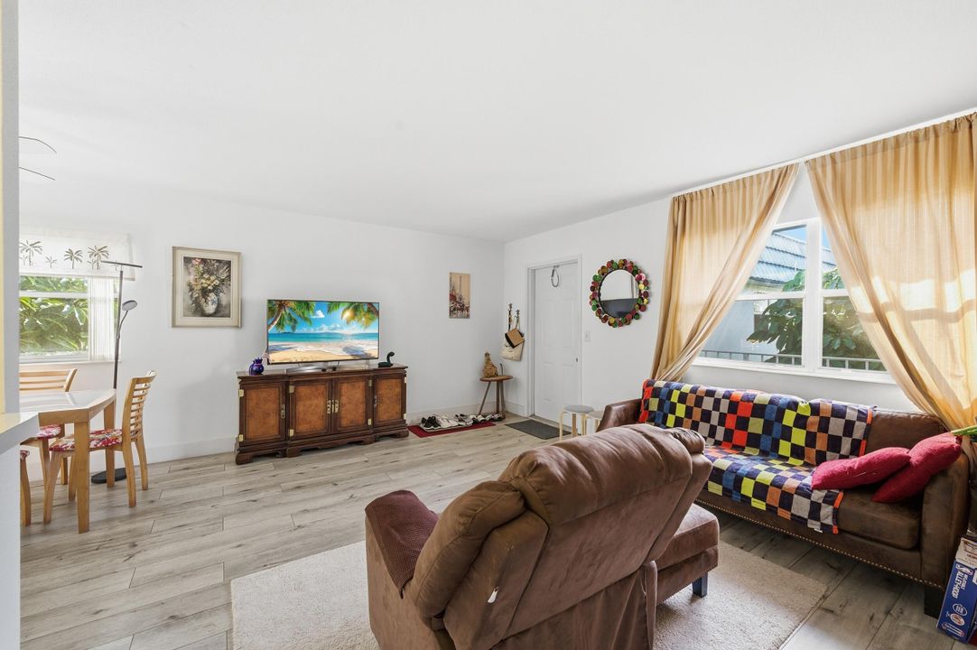 For Sale: $89,000 (1 beds, 1 baths, 720 Square Feet)