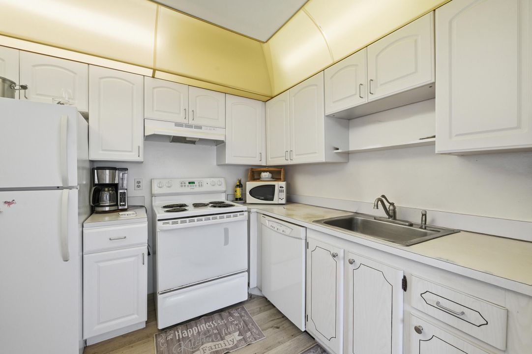 For Sale: $89,000 (1 beds, 1 baths, 720 Square Feet)