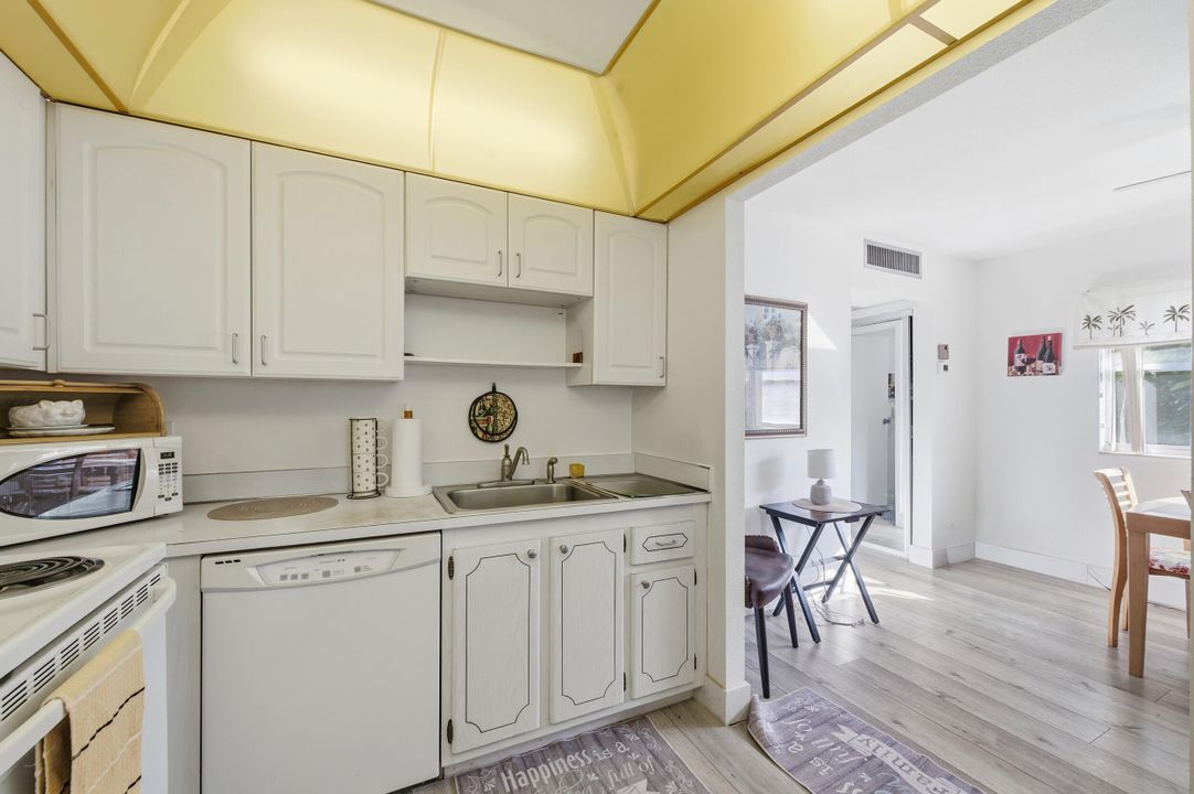 For Sale: $89,000 (1 beds, 1 baths, 720 Square Feet)