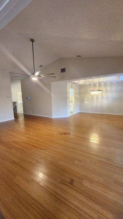 合同活跃: $2,600 (3 贝兹, 2 浴室, 1458 平方英尺)