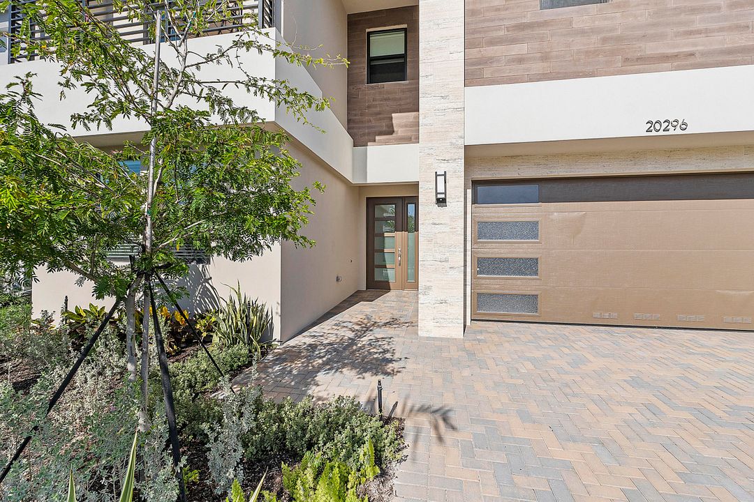 For Rent: $10,000 (5 beds, 7 baths, 4605 Square Feet)