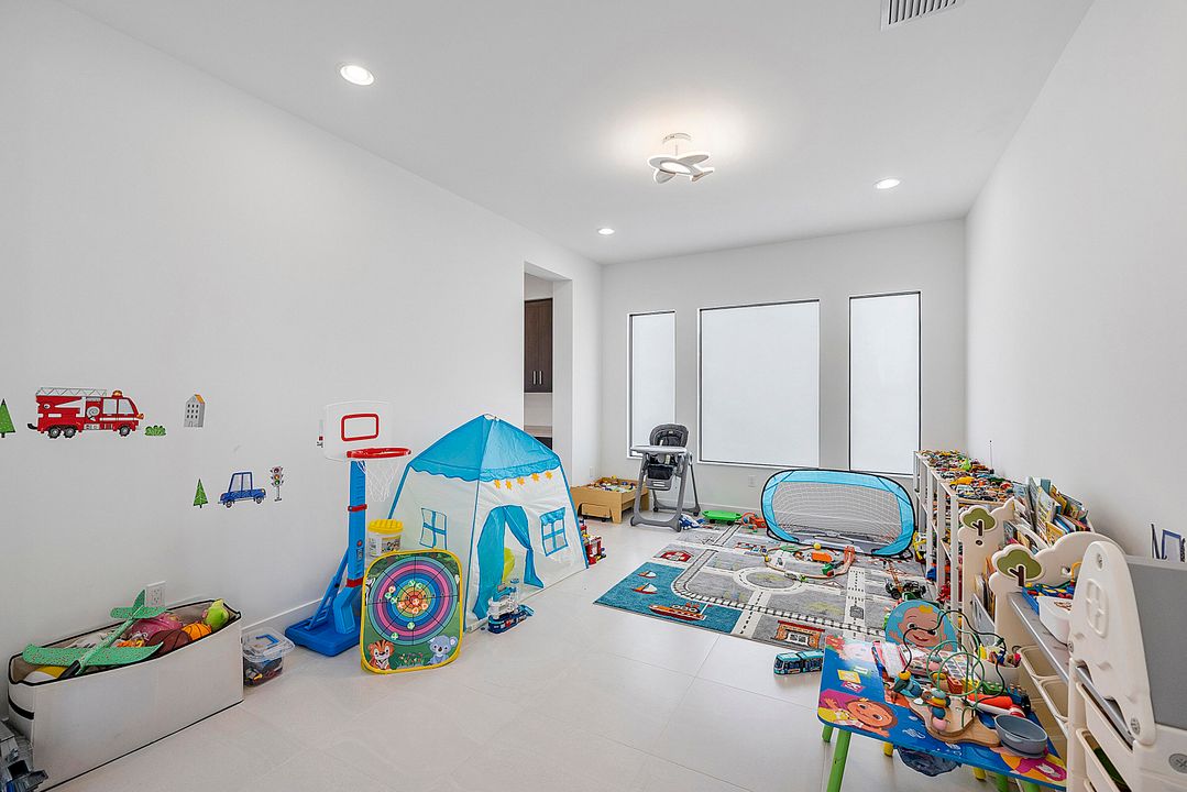 For Rent: $10,000 (5 beds, 7 baths, 4605 Square Feet)