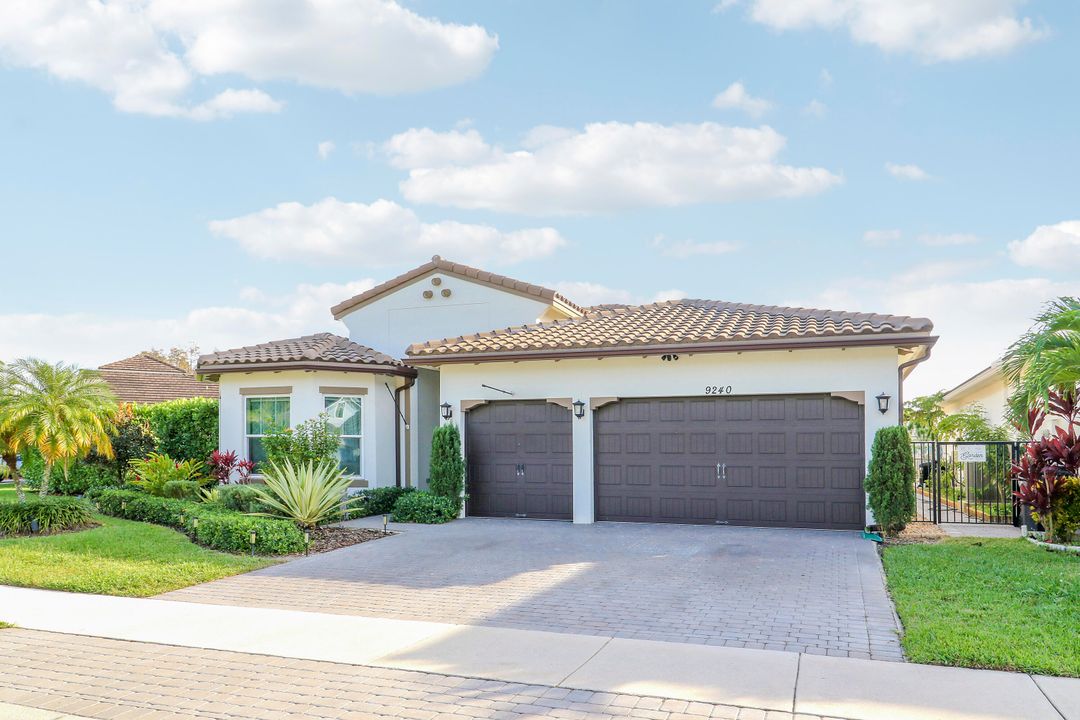 For Sale: $975,000 (4 beds, 3 baths, 3015 Square Feet)