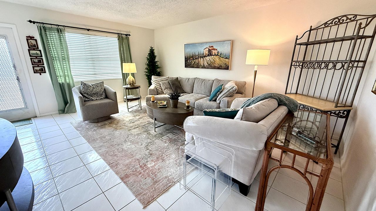 For Sale: $135,000 (2 beds, 2 baths, 983 Square Feet)