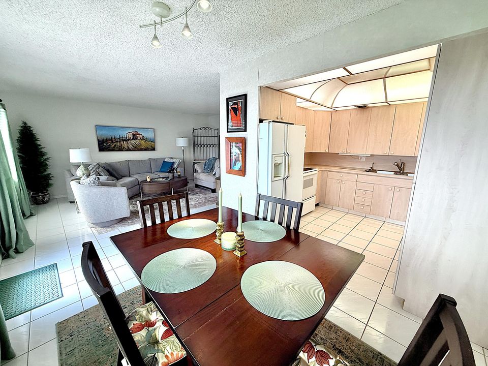 For Sale: $135,000 (2 beds, 2 baths, 983 Square Feet)