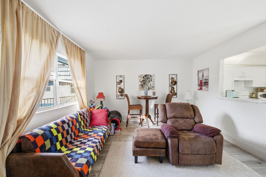 For Rent: $1,550 (1 beds, 1 baths, 720 Square Feet)