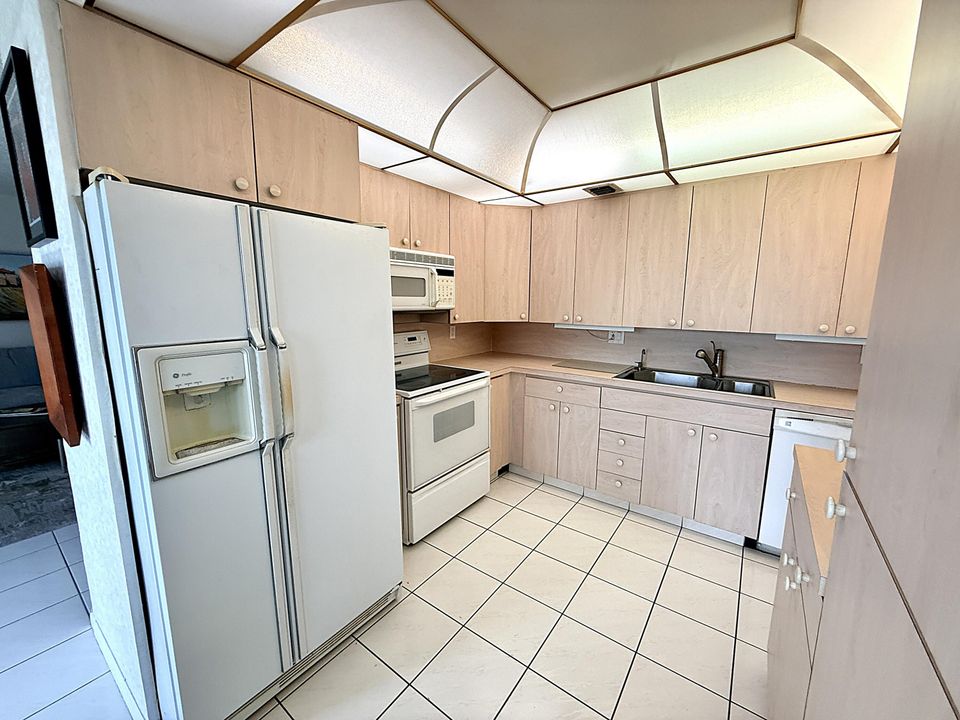 For Sale: $135,000 (2 beds, 2 baths, 983 Square Feet)
