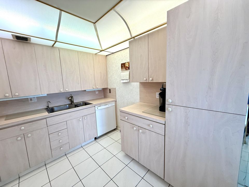 For Sale: $135,000 (2 beds, 2 baths, 983 Square Feet)