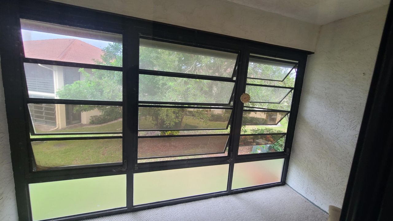 For Sale: $135,000 (1 beds, 1 baths, 697 Square Feet)