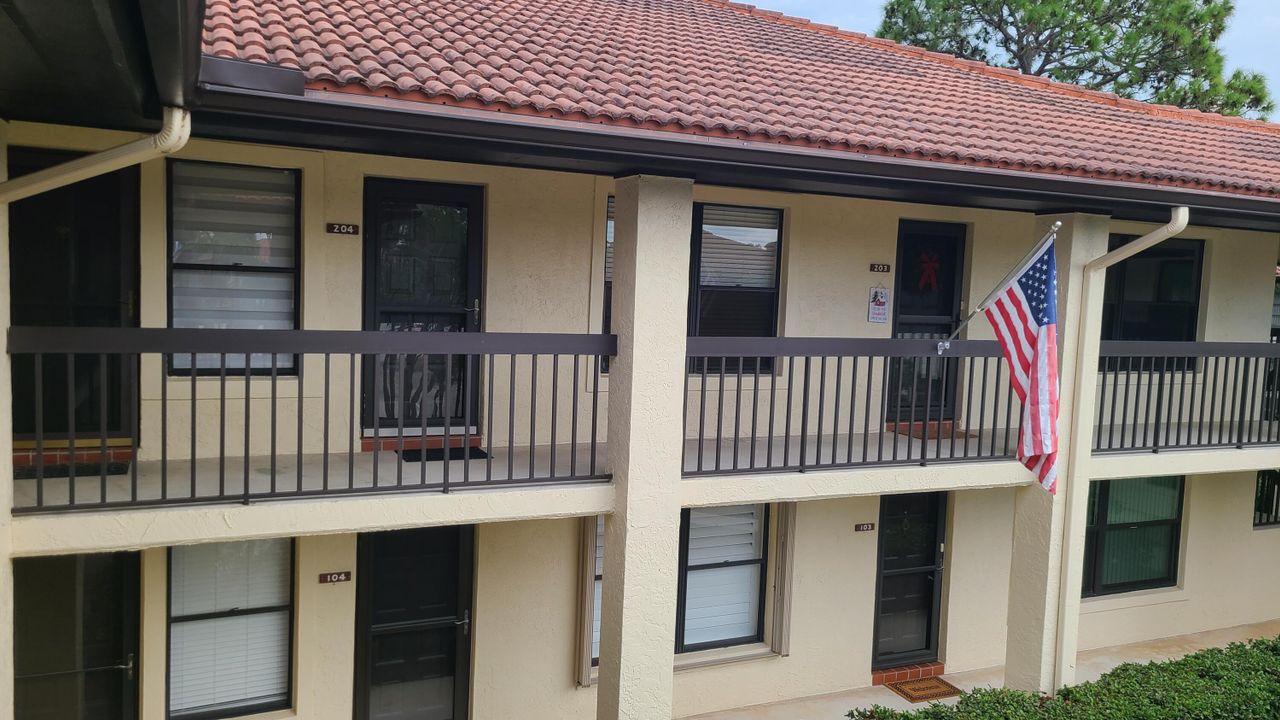 For Sale: $135,000 (1 beds, 1 baths, 697 Square Feet)