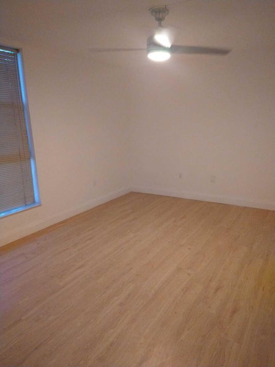 На продажу: $145,000 (2 спален, 2 ванн, 1025 Квадратных фут)