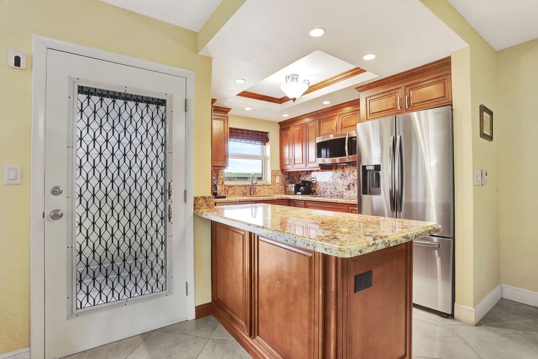 待售: $229,000 (2 贝兹, 2 浴室, 1050 平方英尺)