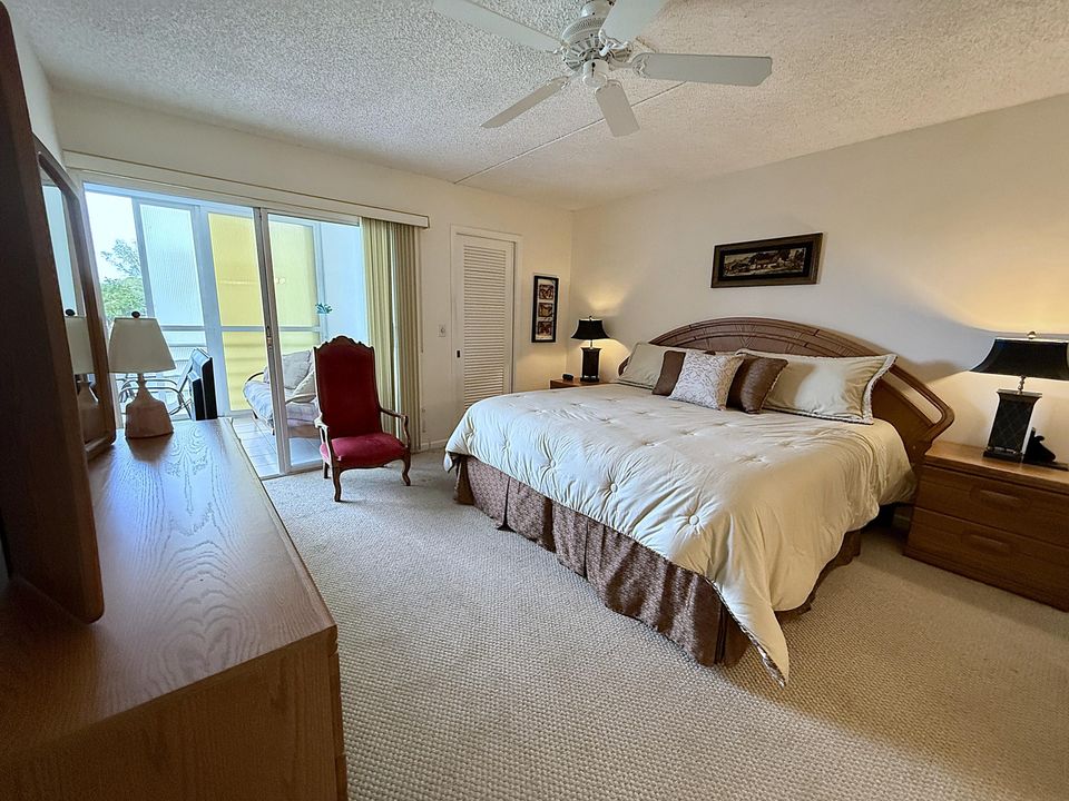 For Sale: $135,000 (2 beds, 2 baths, 983 Square Feet)