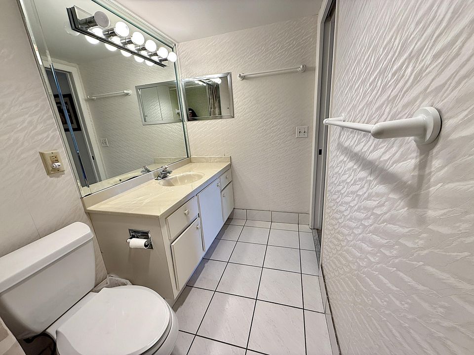 For Sale: $135,000 (2 beds, 2 baths, 983 Square Feet)