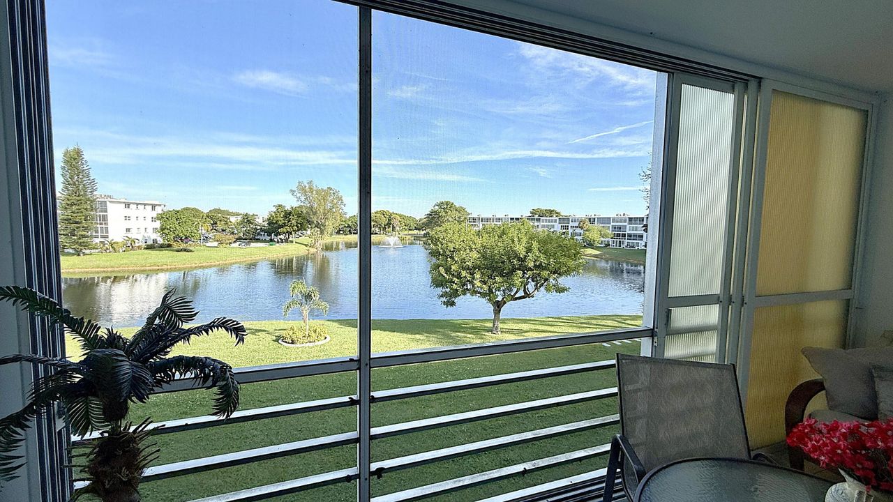 For Sale: $135,000 (2 beds, 2 baths, 983 Square Feet)