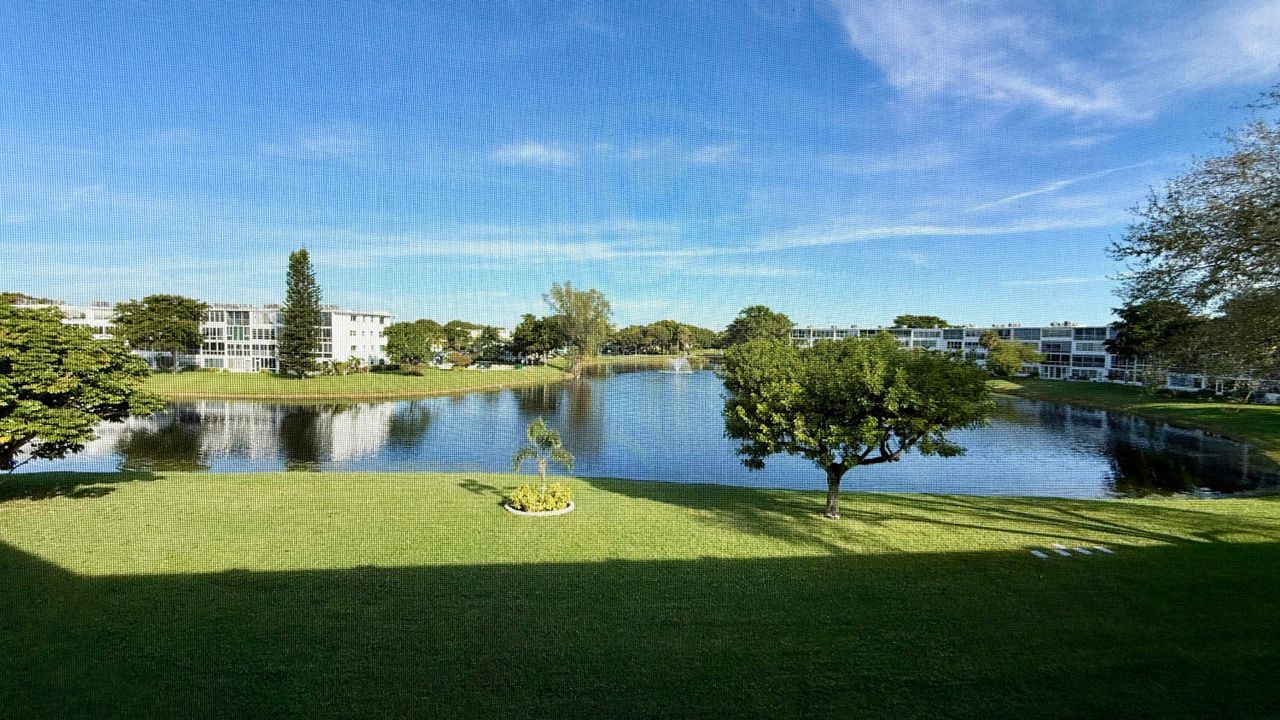 For Sale: $135,000 (2 beds, 2 baths, 983 Square Feet)