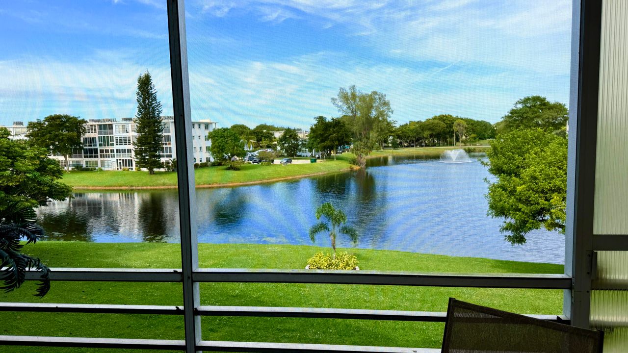 For Sale: $135,000 (2 beds, 2 baths, 983 Square Feet)