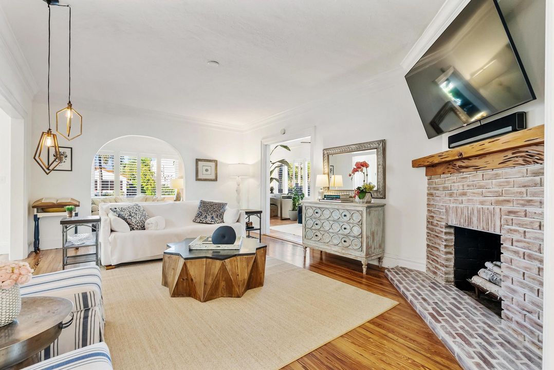 En Venta: $2,250,000 (4 camas, 3 baños, 2810 Pies cuadrados)