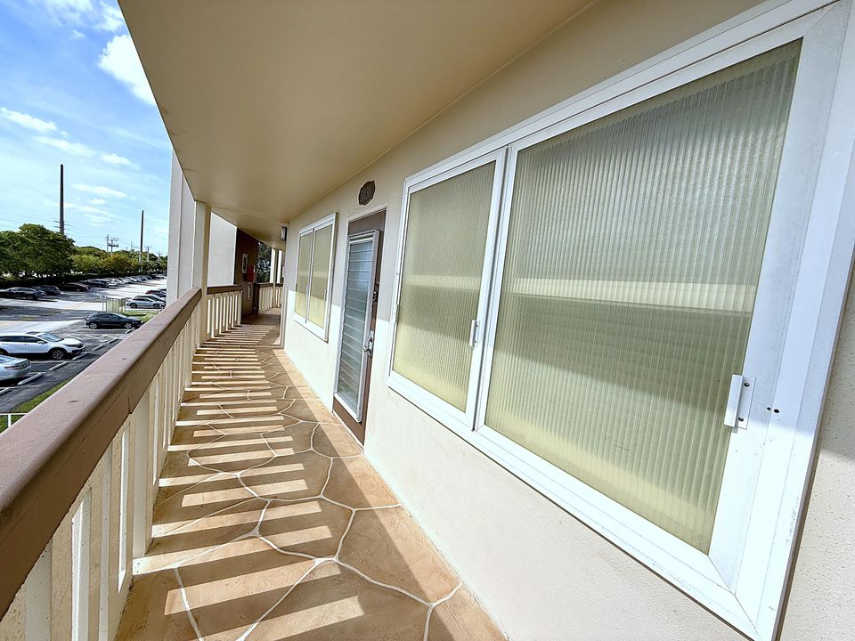 For Sale: $135,000 (2 beds, 2 baths, 983 Square Feet)