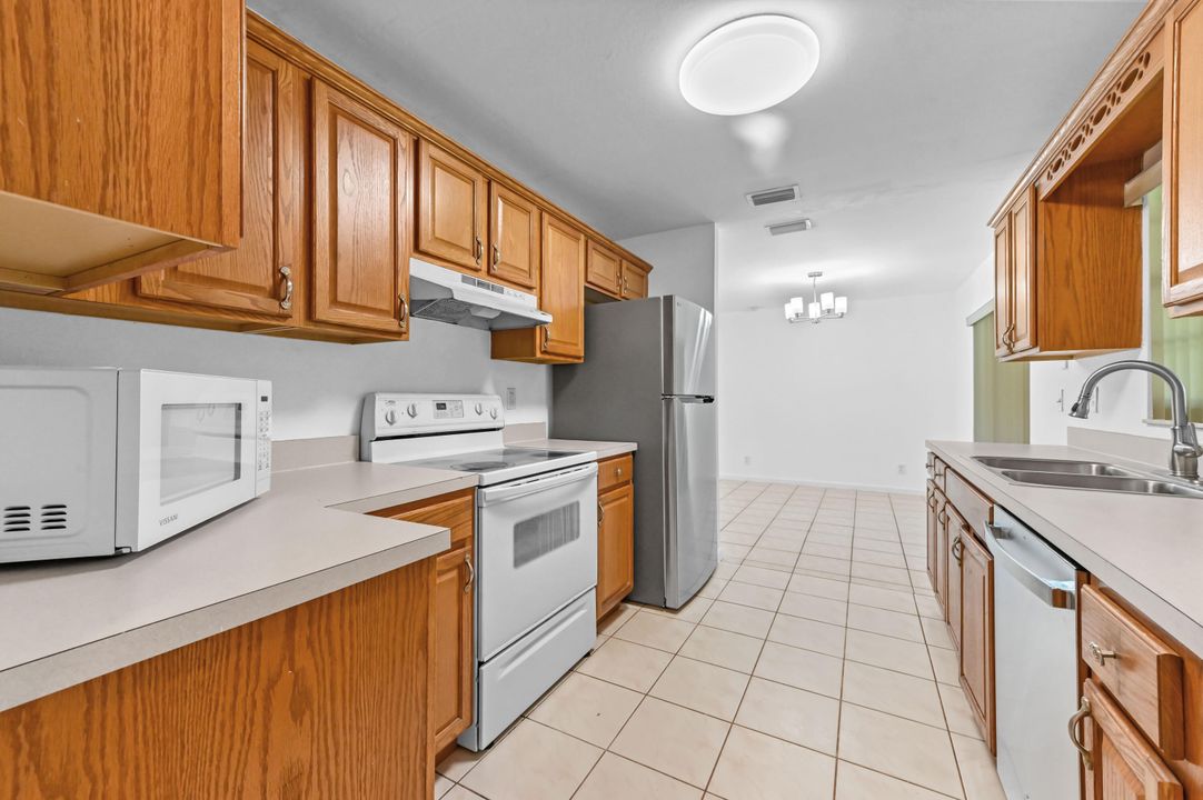 出租: $3,100 (3 贝兹, 2 浴室, 1196 平方英尺)