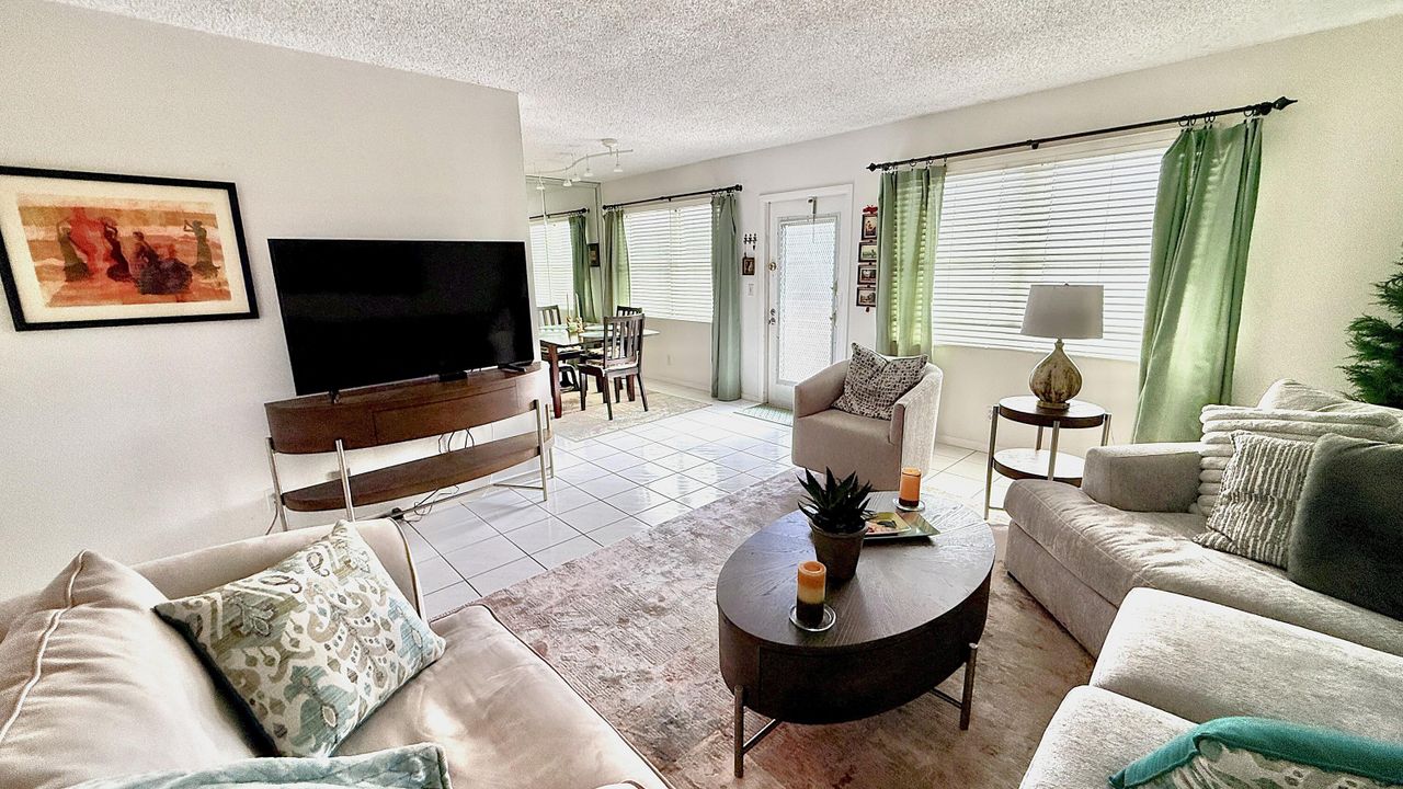 For Sale: $135,000 (2 beds, 2 baths, 983 Square Feet)