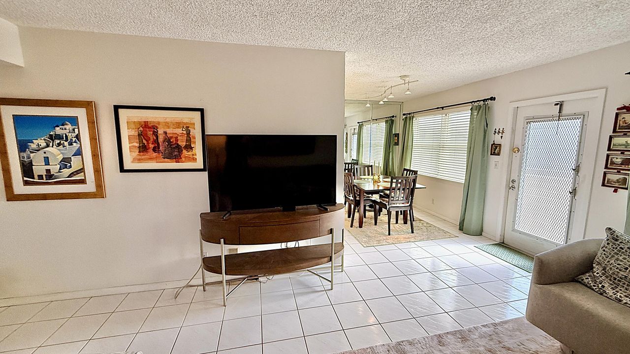 For Sale: $135,000 (2 beds, 2 baths, 983 Square Feet)