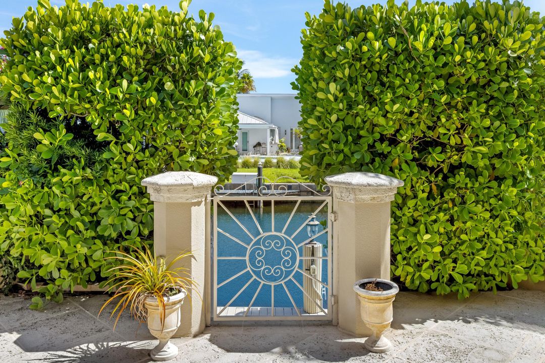 For Sale: $4,595,000 (5 beds, 6 baths, 5506 Square Feet)