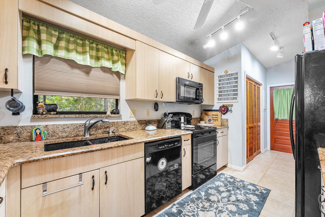 For Sale: $529,999 (3 beds, 2 baths, 1261 Square Feet)