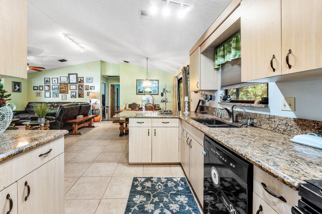 For Sale: $529,999 (3 beds, 2 baths, 1261 Square Feet)