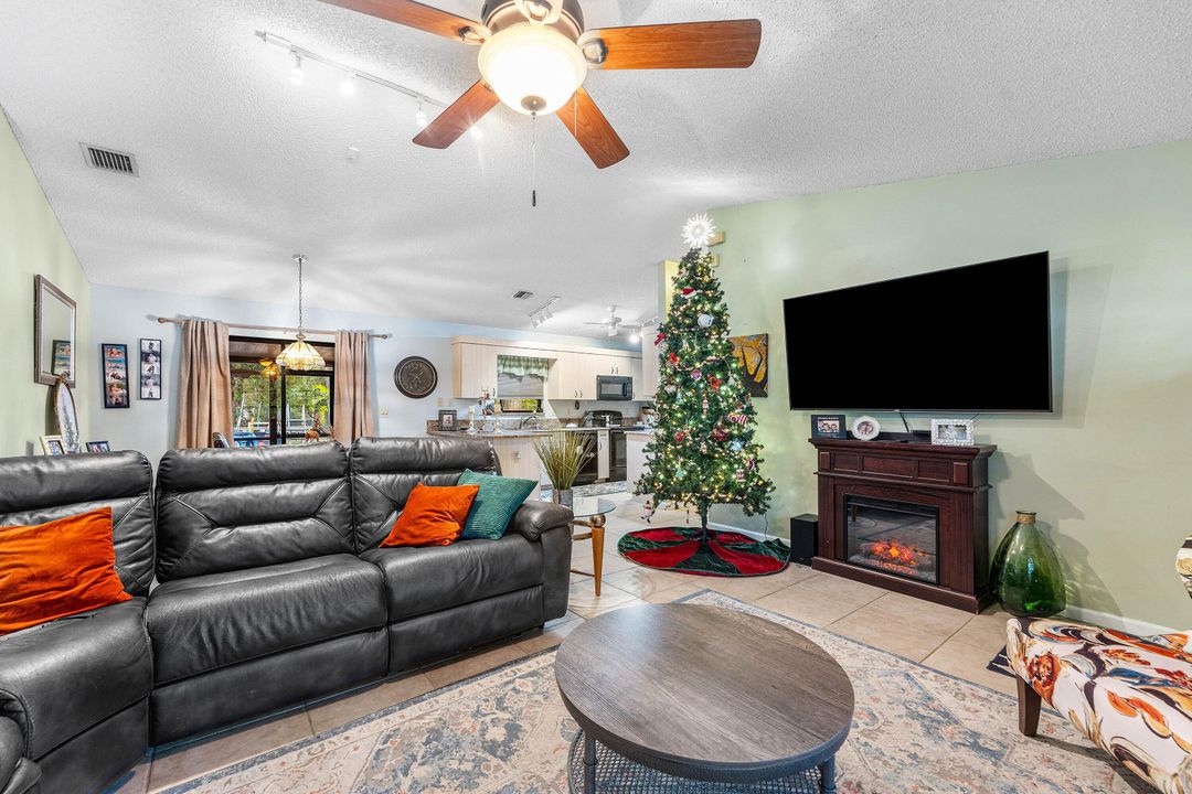 For Sale: $529,999 (3 beds, 2 baths, 1261 Square Feet)