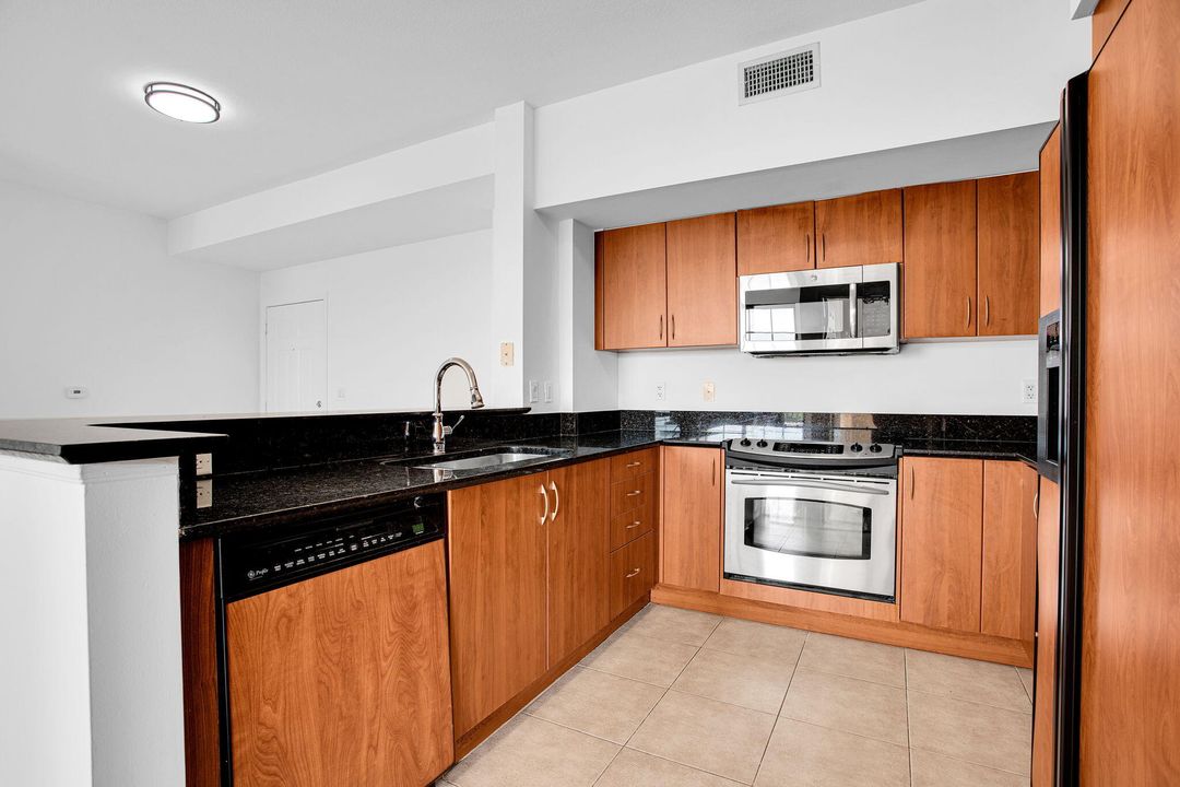 На продажу: $475,000 (2 спален, 2 ванн, 1073 Квадратных фут)