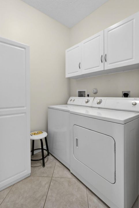 For Sale: $400,000 (3 beds, 2 baths, 1429 Square Feet)