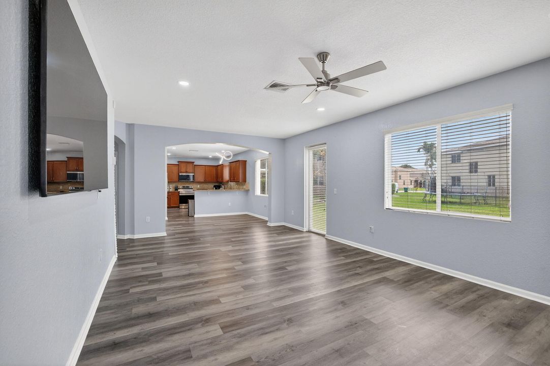 На продажу: $825,000 (6 спален, 4 ванн, 3379 Квадратных фут)