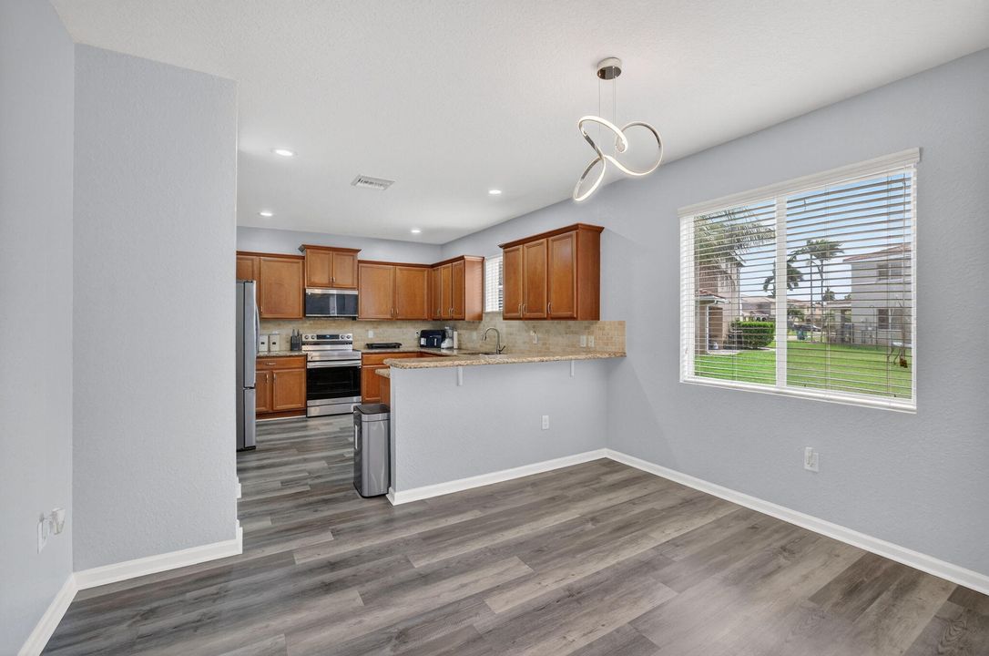 На продажу: $825,000 (6 спален, 4 ванн, 3379 Квадратных фут)