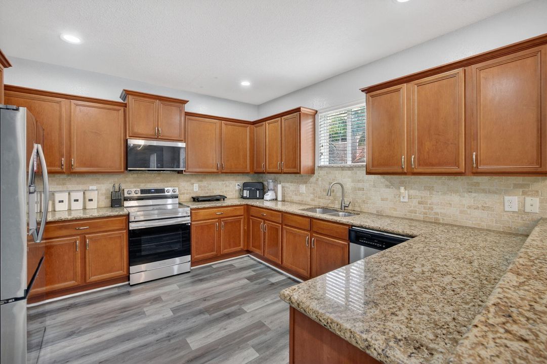 На продажу: $825,000 (6 спален, 4 ванн, 3379 Квадратных фут)