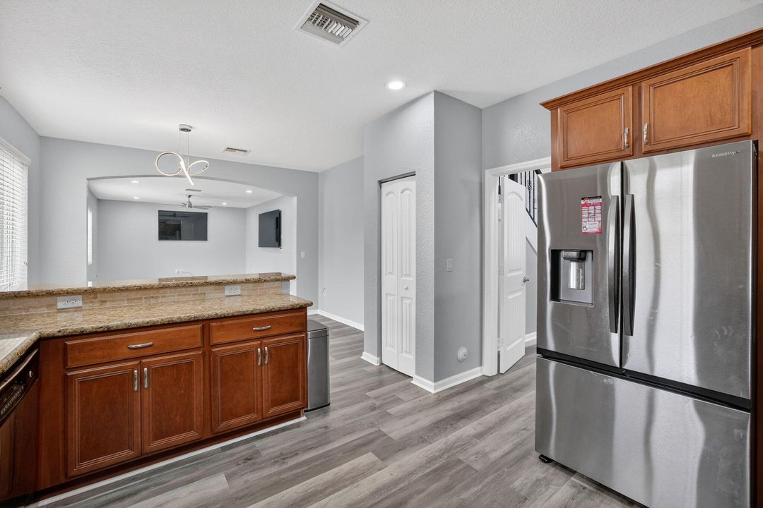 На продажу: $825,000 (6 спален, 4 ванн, 3379 Квадратных фут)