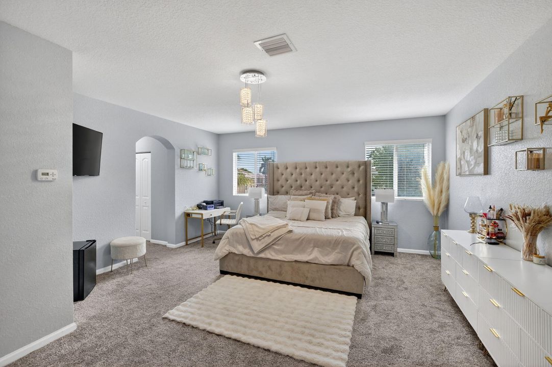 На продажу: $825,000 (6 спален, 4 ванн, 3379 Квадратных фут)