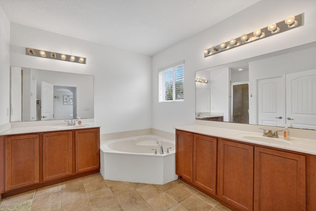 На продажу: $825,000 (6 спален, 4 ванн, 3379 Квадратных фут)