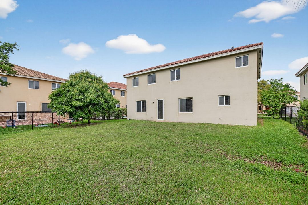 На продажу: $825,000 (6 спален, 4 ванн, 3379 Квадратных фут)