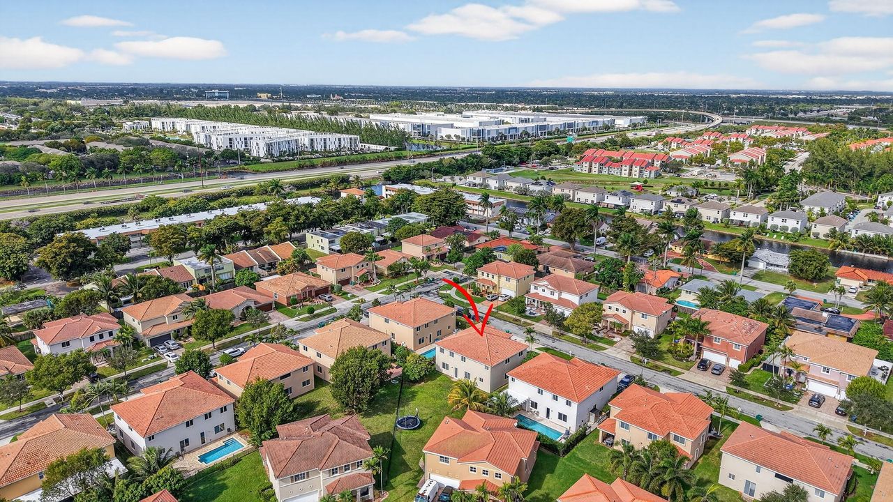 На продажу: $825,000 (6 спален, 4 ванн, 3379 Квадратных фут)