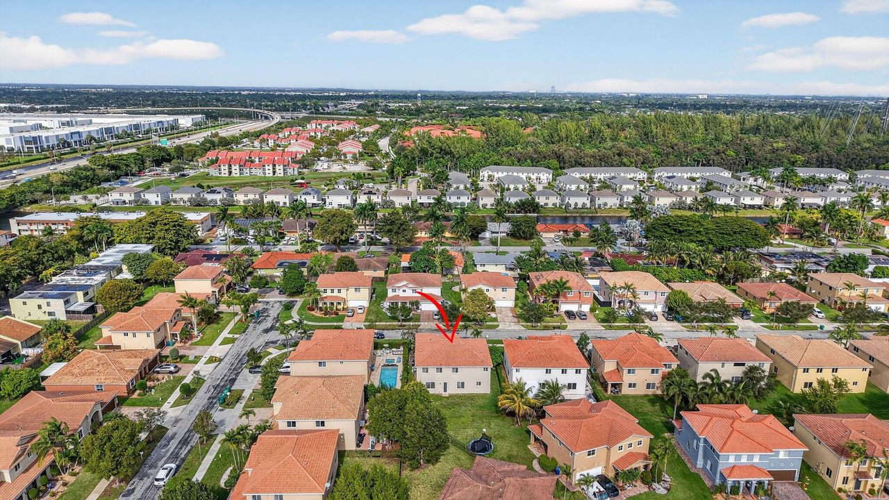 На продажу: $825,000 (6 спален, 4 ванн, 3379 Квадратных фут)