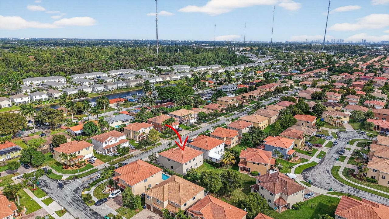 На продажу: $825,000 (6 спален, 4 ванн, 3379 Квадратных фут)